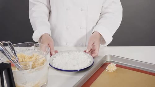 Coloca la masa de galletas en la bandeja para hornear para hornear galletas de coco
