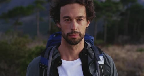 4k-Video eines jungen Mannes auf einer Wanderung