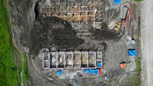 Órbita aérea del sitio de construcción de carreteras y vigas en la zona rural de Albay