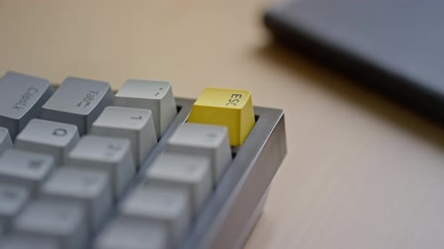 Weiblicher Finger drückt wiederholt die Escape-Taste auf der Computertastatur