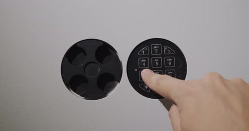 Der Mann gibt den PIN-Code an der Tür des Safes ein und nimmt das Geld von dort