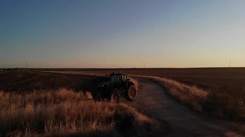 Vue aérienne de la ferme avec des tracteurs en Espagne. Cour de ferme au coucher du soleil