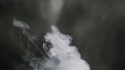 Rauch auf schwarzem Hintergrund, rauchender Dampf, Dampfwolken, Nahaufnahme, brennender Nebel