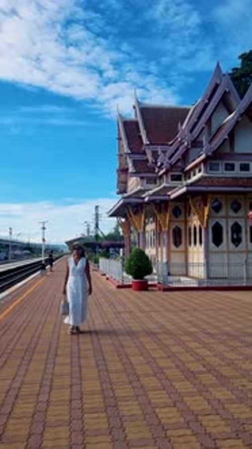 La estación de tren de Hua Hin en Tailandia en un día brillante