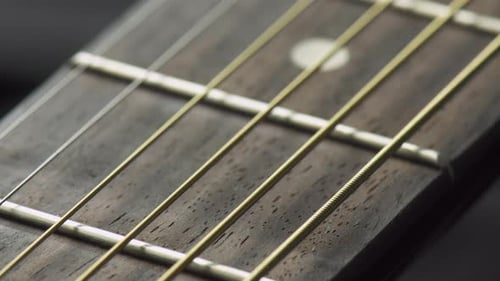 Nahaufnahme neuer Saiten auf einer Akustikgitarre