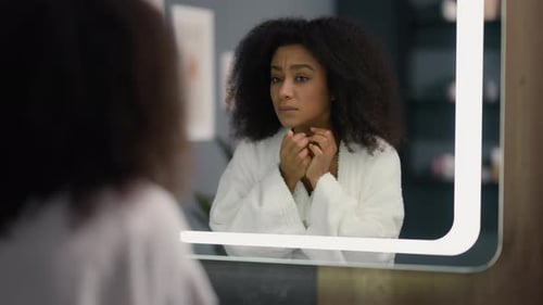 Fille afro-américaine frustrée, femme, touche le visage, mauvais état, teint, dermatologie