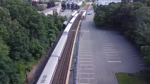 Aufstieg über einen MBTA-Pendlerzug, der den Bahnhof in Norwood, Massachusetts, verlässt.