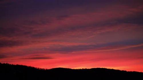 Wunderschöner roter Sonnenuntergang über dem Bergrücken