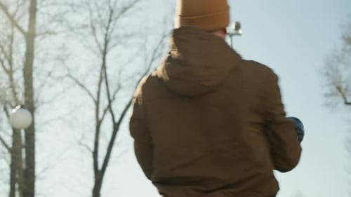 Vater dreht seinen Sohn während eines spielerischen Moments freudig im Park