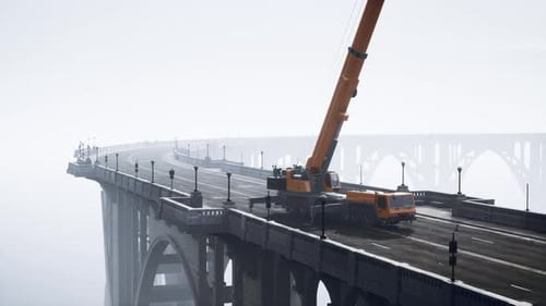 Gran grúa automática en el puente en construcción