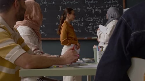 Schüler diskutieren Grammatiksätze an der Tafel