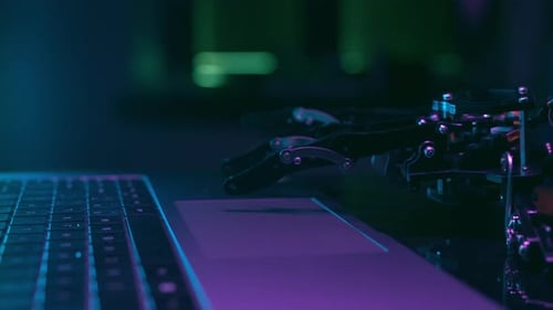 Robô trabalhando manualmente e digitando no teclado do PC com tecnologia de IA Inteligência Artificial Mecânica