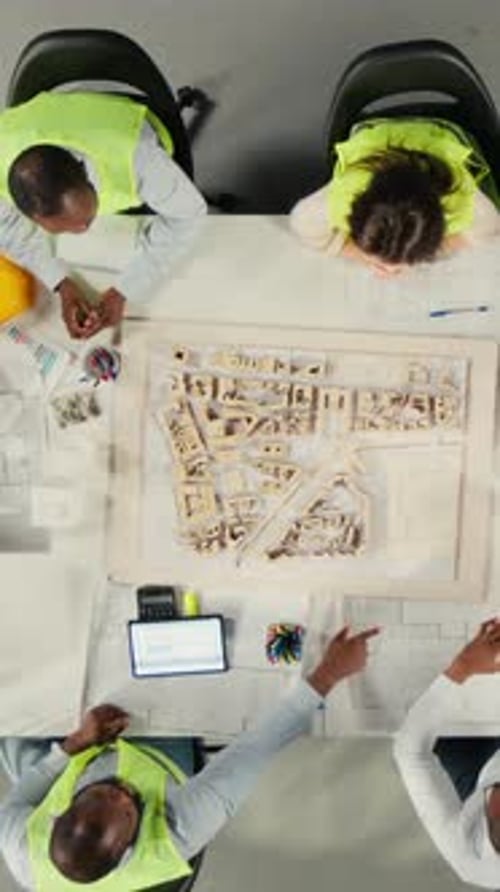 Entwicklungsteam überprüft Immobilieninvestitions- und Baupläne in einer vertikalen Planung