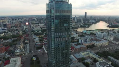 Atemberaubende Luftaufnahme eines modernen Stadtturms, der anmutig in der Nähe eines ruhigen Flusses steht