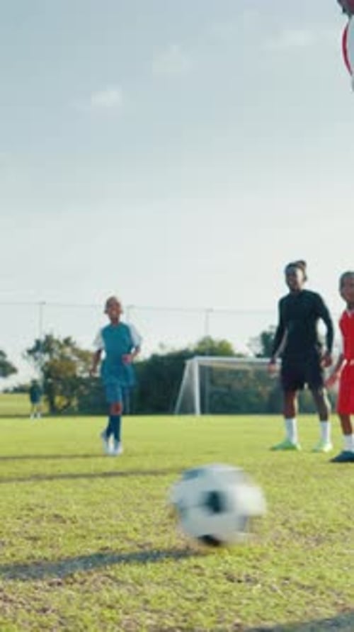 Dribbling, Kinder- oder Fußballspieler mit Spieltor für den Sieg bei einem Jugendturnier