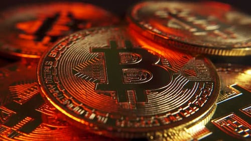 Bitcoin de crypto-monnaie doré brillant avec effet de lumière rouge