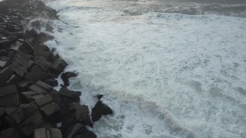 Mächtige Wellen krachen auf dem Pier