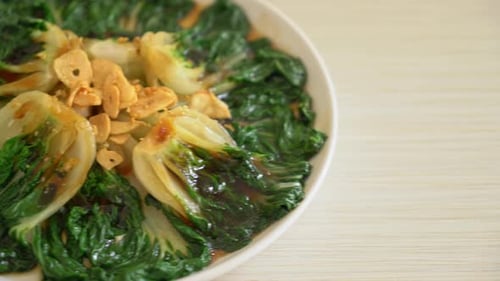 repolho chinês para bebês com molho de ostra e alho - estilo de comida asiática