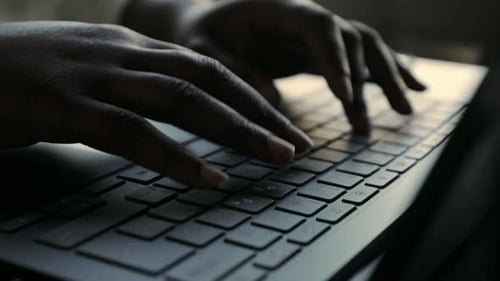 Geschäftsfrau aus nächster Nähe, die am Laptop tippt 2024 Jahre
