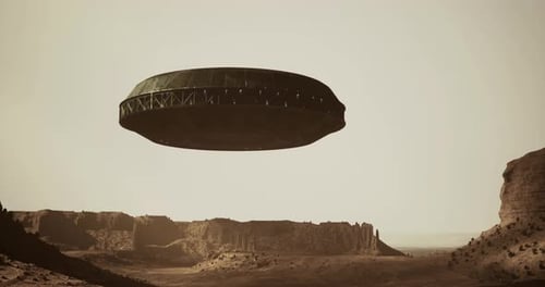 UFO in der Dämmerung über felsigem Gelände in einer surrealen Landschaft beobachtet