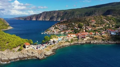 Pueblo de Assos en Cefalonia, Grecia. Bahía de color turquesa en el mar Mediterráneo con hermosos colores