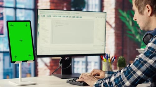 Ingeniero de software en PC Coding que crea software utilizando una tableta con pantalla aislada