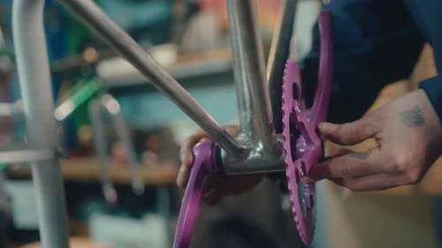 Fijación del juego de bielas al soporte inferior de la bicicleta