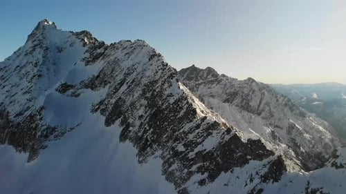 Vue panoramique sur la chaîne de montagnes enneigée