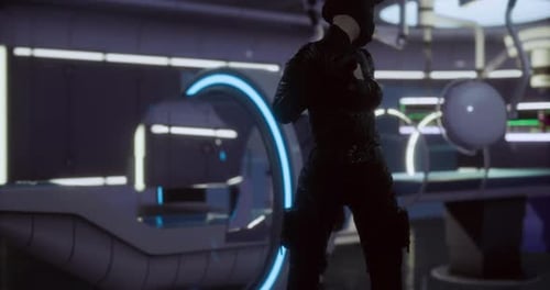 Futuristischer Charakter steht nachts in einer High-Tech-Umgebung