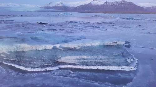 Lagon glaciaire, coucher de soleil, vol aérien à basse altitude au-dessus de la calotte