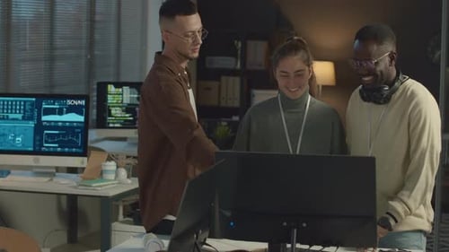 Équipe d'ingénieurs logiciels travaillant en collaboration au bureau