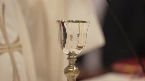 Silberner Kelch, der bei religiösen Zeremonien verwendet wird und Licht und Umgebung subtil reflektiert