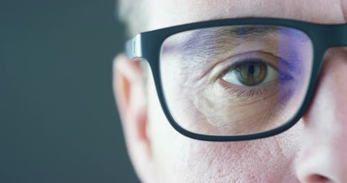 perfektes Makro für braune Augen in steriler Umgebung und perfektes Sehen in Auflösung 6k, Konzept, das