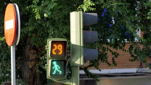 Eine rote Mannfigur, die an einer Ampel eine grüne Figur verwandelt, startet einen Countdown ab 30 Sekunden