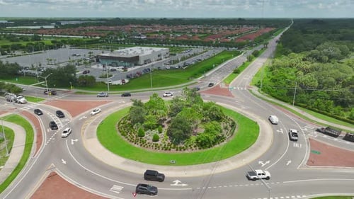 Luftbild der Kreuzung eines Straßenkreisverkehrs mit schnell fließendem Schwerverkehr