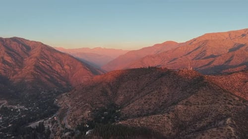 Vídeo aéreo urbano sobre la hermosa ciudad de Santiago, Chile