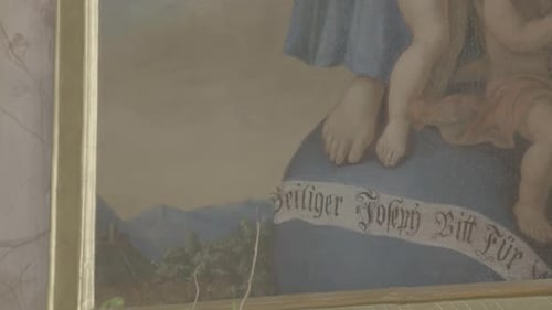 Gros plan d'un tableau avec une bannière « Saint Joseph supplie pour nous »