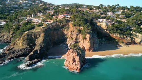 Rochas, falésias no meio do mar Mediterrâneo, praia azul virgem, amigos paradisíacos turquesa