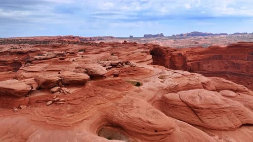 Atemberaubende rote geologische Formationen mit steilen Wänden.