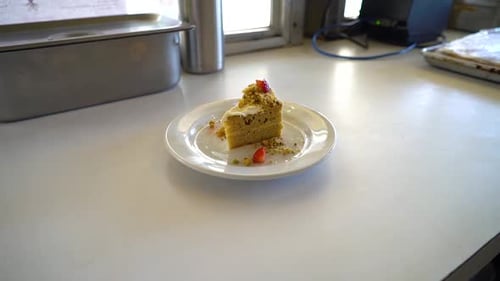 El pastel se exhibe en una encimera.