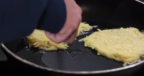Vídeo: Los panqueques se fríen en aceite en una sartén