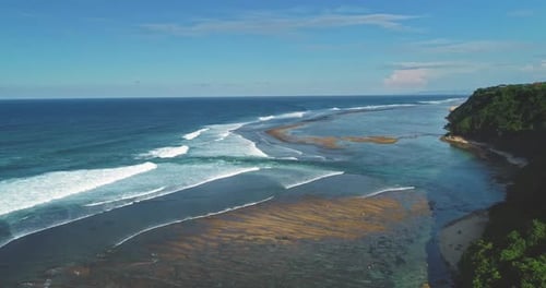 Sanft rollende und krachende Wellen am Balangan Beach auf Bali, Indonesien
