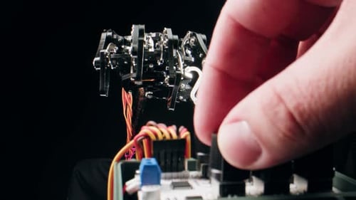 Mechanical Arm Controlled by Circuit Board