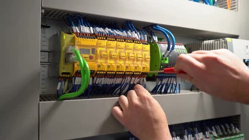 Elektriker stellt die Verkabelung in der Schalttafel her