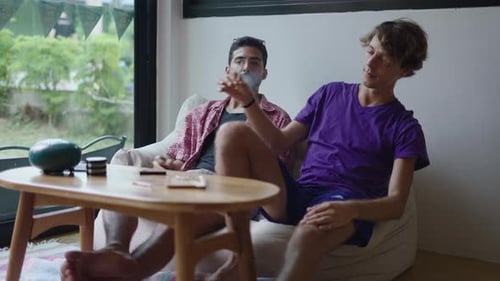 Dois amigos se divertindo juntos enquanto compartilham um baseado