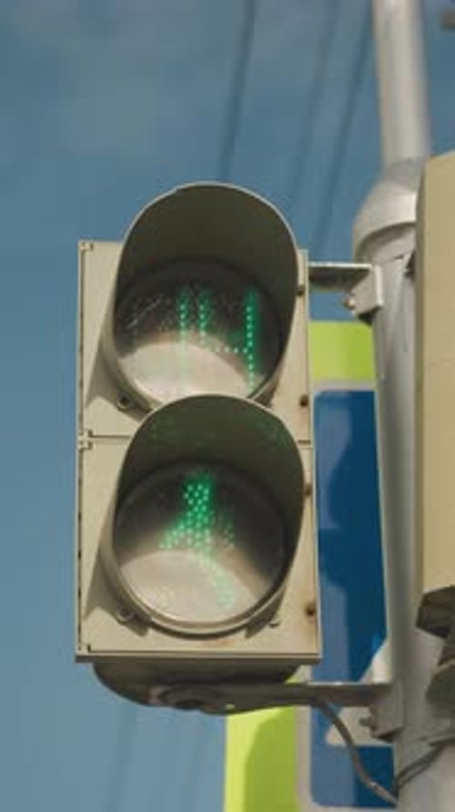 Stadtkreuzung mit beleuchteter Ampel und Countdown-Timer Heller LED-Countdown bei urbaner Anzeige