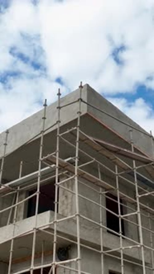 Vídeo vertical: persistencia arquitectónica, vista aérea de sitios de construcción y apartamentos de lujo