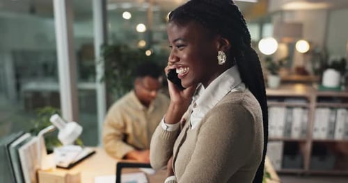 Llamada telefónica, comunicación y mujer negra en la oficina por la noche para negociar con un internacional