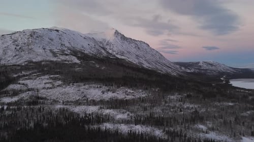 Montagnes couvertes de neige dans le désert de Carcross, Yukon, Canada. Prise de vue aérienne par Drone