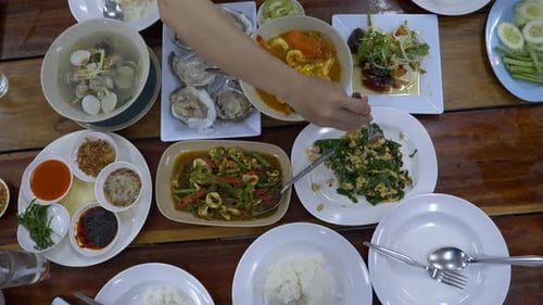 Groupe de personnes dînant avec de la nourriture thaïlandaise, vue de dessus sur la table